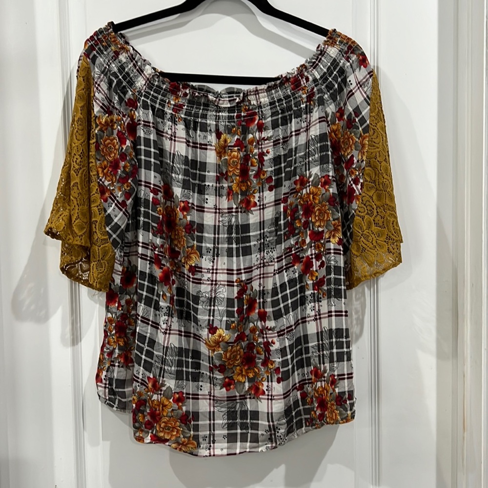 Off shoulder blouse with lace sleeves